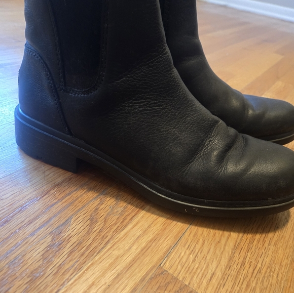 Size 9 waterproof Uggs - Picture 2 of 7